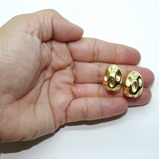 Pendientes oro amarillo mate y brillo de 18k salvaje oeste para mujer con cierre omega. - Imagen 3