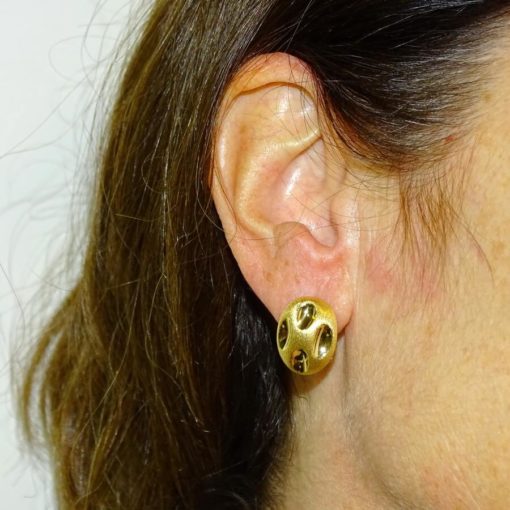 Pendientes oro amarillo mate y brillo de 18k print animal para mujer con cierre omega. Peso; 4.60 gr de oro de 18k. - Imagen 2