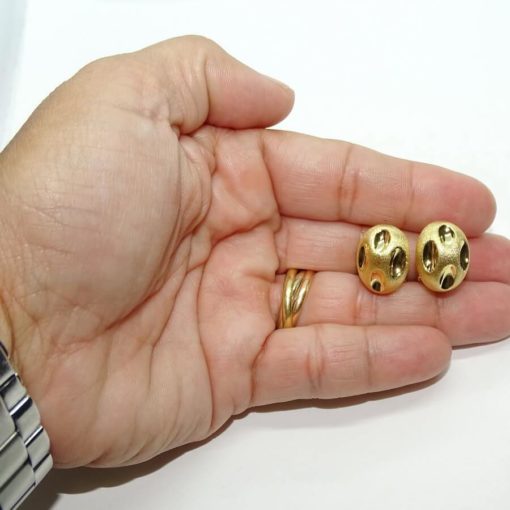 Pendientes oro amarillo mate y brillo de 18k print animal para mujer con cierre omega. Peso; 4.60 gr de oro de 18k. - Imagen 3