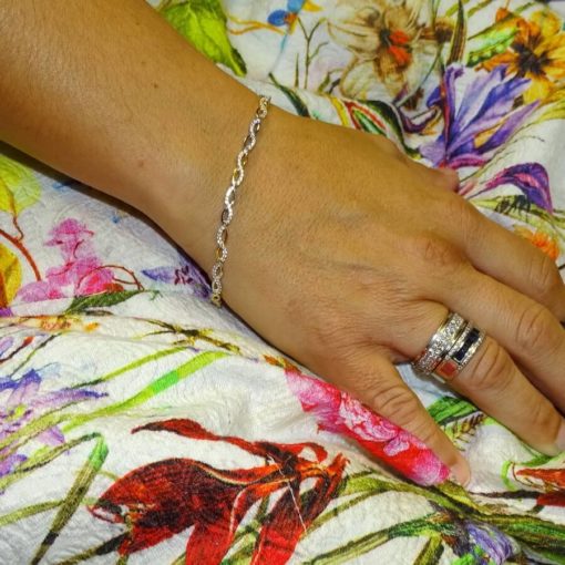 Pulsera semi-rígida de oro amarillo y oro blanco de 18k con infinitos y circonitas. - Imagen 2