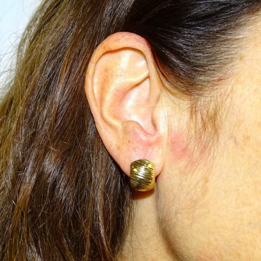 Pendientes para señora de oro amarillo de 18K media concha rallada todo brillo y cierre de pala - Imagen 2