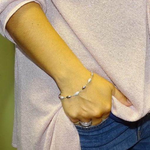 Preciosa pulsera con bellotas de oro blanco de 18k y circonitas. 19.00 cm de larga con cierre mosquetón. Peso; 6.35gr - Imagen 2