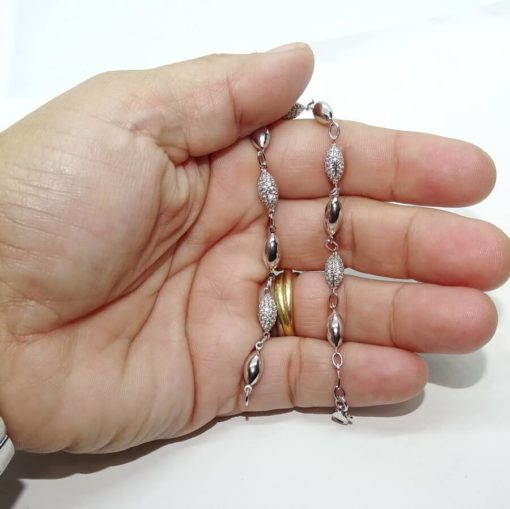 Preciosa pulsera con bellotas de oro blanco de 18k y circonitas. 19.00 cm de larga con cierre mosquetón. Peso; 6.35gr - Imagen 3