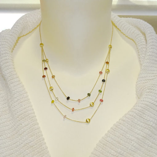Collar de oro amarillo de 18k con piedras de color y  pepitas de oro mate. Cadena forzada que se divide en 3 cadenas en el parte delantera para que brilles el triple! - Imagen 2
