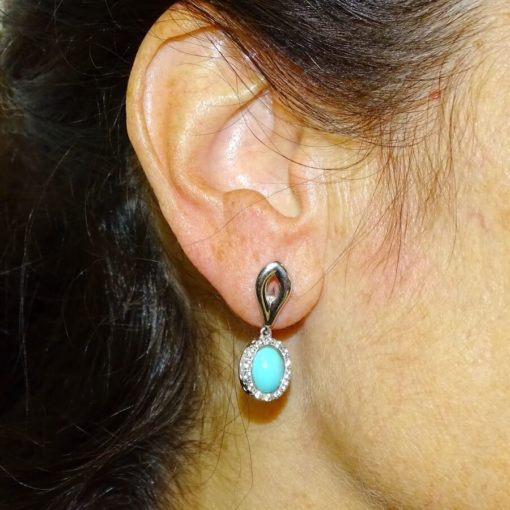Preciosos pendientes de oro blanco de 18k con turquesas y circonitas. Largo, 2.60cm. Cierre presión. Oro 18k para mujer - Imagen 2