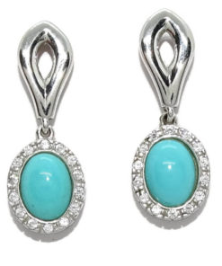 Preciosos pendientes de oro blanco de 18k con turquesas y circonitas. Largo, 2.60cm. Cierre presión. Oro 18k para mujer