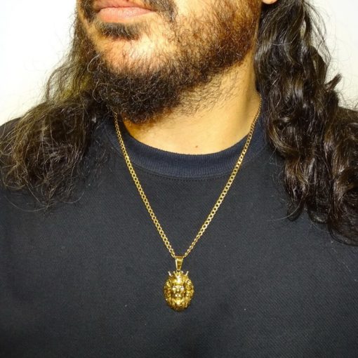 Colgante y cadena de oro amarillo de 18k para hombre con furiosa cabeza de león con corona y circonitas. 18.30gr de oro de 18k - Imagen 2