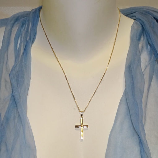 Cruz de oro amarillo de 18k de tubo cuadrado especial comuniónCruz de oro amarillo de 18k de tubo cuadrado especial comunión y mujer con cadena forzada - Imagen 2