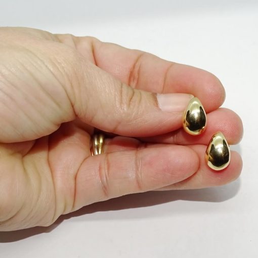 Pendientes de moda para mujer de oro amarillo de 18k brillo con forma de gota. Cierre presión . Peso; 1.75 gr de oro de 18k. - Imagen 3