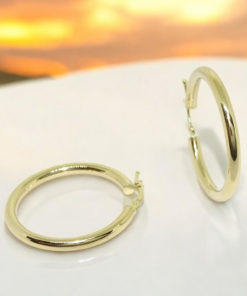 Pendientes aros de oro amarillo de 18k con tubo redondo de 3mm de grosor y 3.00cm de diámetro exterior. Peso; 2.70gr de oro de 1ª Ley Cierre fácil click