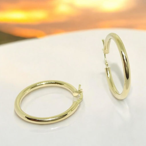 Pendientes aros de oro amarillo de 18k con tubo redondo de 3mm de grosor y 3.00cm de diámetro exterior. Peso; 2.70gr de oro de 1ª Ley Cierre fácil click