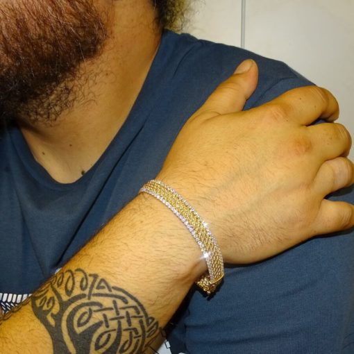 Impresionante pulsera para hombre de oro amarillo de 18k de 21.00 cm de larga y 1.10 cm de ancha, modelo triple cordón con circonitas. - Imagen 2