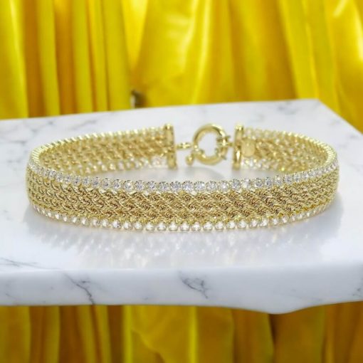 Impresionante pulsera para hombre de oro amarillo de 18k de 21.00 cm de larga y 1.10 cm de ancha, modelo triple cordón con circonitas.