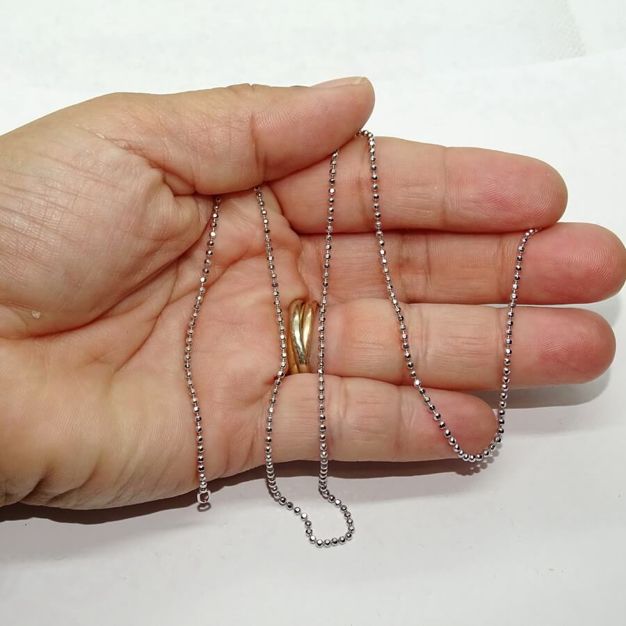 Espectacular y brillante cadena de bolas de oro macizo de 18k para mujer con bolas 1.5 mm, 45 cm de larga , peso 4.65gr de oro de 18k. - Imagen 4