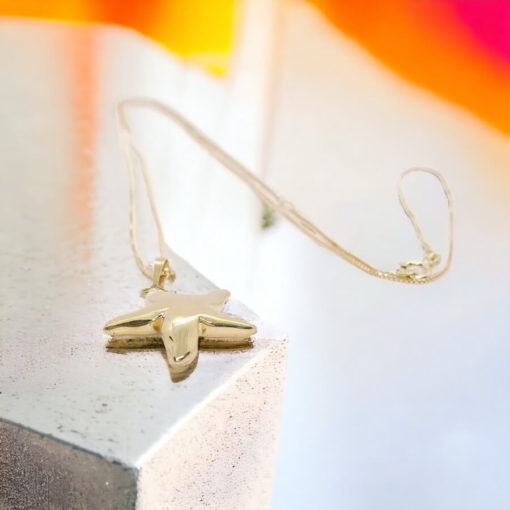 Colgante de estrella de mar de oro amarillo de 18k y cadena veneciana todo oro de 18k de 45cm.