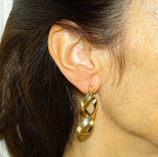 Pendientes aros de oro amarillo de 18k con greca y forma de infinito. 4.30cm de largo. 4mm de grosor. Cierre fácil click. Peso; 3.10gr de oro de 1ª Ley - Imagen 2