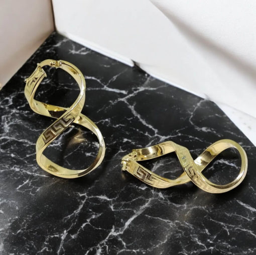 Pendientes aros de oro amarillo de 18k con greca y forma de infinito. 4.30cm de largo. 4mm de grosor. Cierre fácil click. Peso; 3.10gr de oro de 1ª Ley - Imagen 4