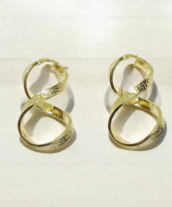 Pendientes aros de oro amarillo de 18k con greca y forma de infinito. 4.30cm de largo. 4mm de grosor. Cierre fácil click. Peso; 3.10gr de oro de 1ª Ley