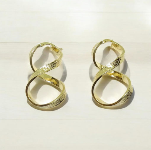 Pendientes aros de oro amarillo de 18k con greca y forma de infinito. 4.30cm de largo. 4mm de grosor. Cierre fácil click. Peso; 3.10gr de oro de 1ª Ley