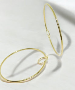 Enormes aros de oro amarillo de 18k con tubo de 2mm de grosor y 6.50cm de diámetro exterior. Peso; 4.00gr de oro de 1ª Ley