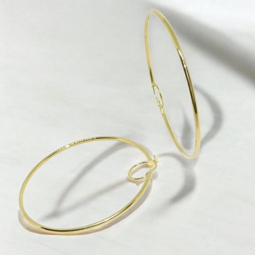 Enormes aros de oro amarillo de 18k con tubo de 2mm de grosor y 6.50cm de diámetro exterior. Peso; 4.00gr de oro de 1ª Ley