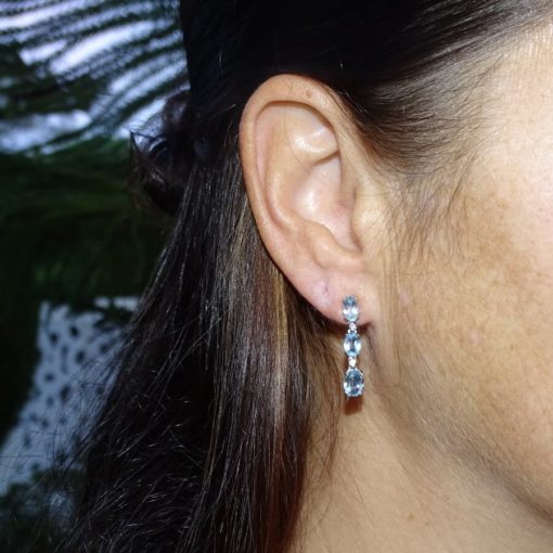Preciosos pendientes con 6 topacios azules sky y 4 diamantes de 0.10cts montados en oro blanco de 18k - Imagen 2