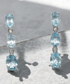 Preciosos pendientes con 6 topacios azules sky y 4 diamantes de 0.10cts montados en oro blanco de 18k