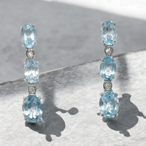 Preciosos pendientes con 6 topacios azules sky y 4 diamantes de 0.10cts montados en oro blanco de 18k