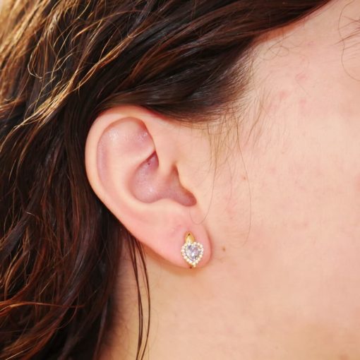 Originales pendientes de corazón en oro amarillo de 18k con circonitas. Cierre pala. - Imagen 2