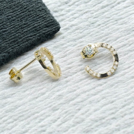 Originales pendientes de círculo en oro amarillo de 18k con circonitas. Cierre presión. 1.00 cm de diámetro. Peso: 0.70 gr. - Imagen 8