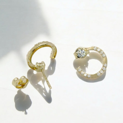 Originales pendientes de círculo en oro amarillo de 18k con circonitas. Cierre presión. 1.00 cm de diámetro. Peso: 0.70 gr. - Imagen 7