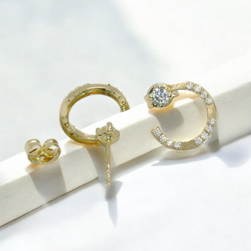 Originales pendientes de círculo en oro amarillo de 18k con circonitas. Cierre presión. 1.00 cm de diámetro. Peso: 0.70 gr. - Imagen 6