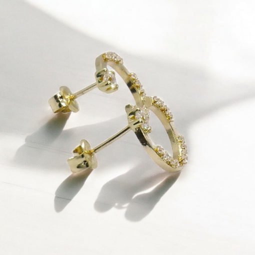 Originales pendientes de círculo en oro amarillo de 18k con circonitas. Cierre presión. 1.00 cm de diámetro. Peso: 0.70 gr. - Imagen 5
