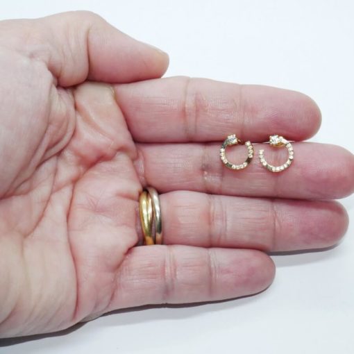 Originales pendientes de círculo en oro amarillo de 18k con circonitas. Cierre presión. 1.00 cm de diámetro. Peso: 0.70 gr. - Imagen 3