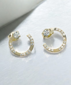 Originales pendientes de círculo en oro amarillo de 18k con circonitas. Cierre presión. 1.00 cm de diámetro. Peso: 0.70 gr.