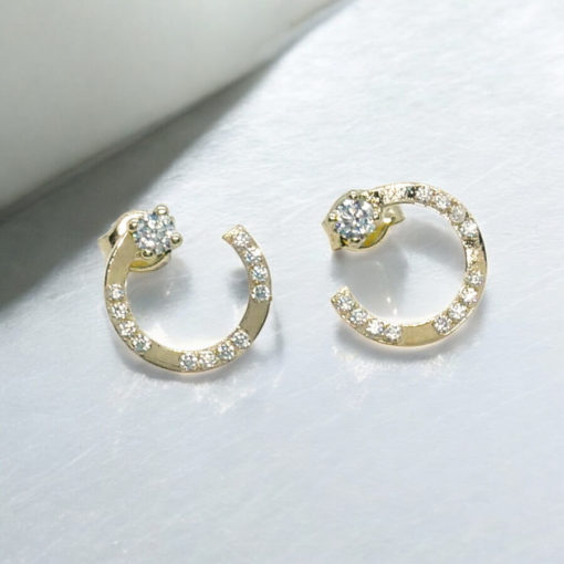 Originales pendientes de círculo en oro amarillo de 18k con circonitas. Cierre presión. 1.00 cm de diámetro. Peso: 0.70 gr.