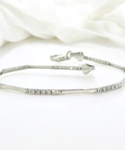 Pulsera de oro blanco de 18k para mujer de eslabones rígidos con 35 circonitas.