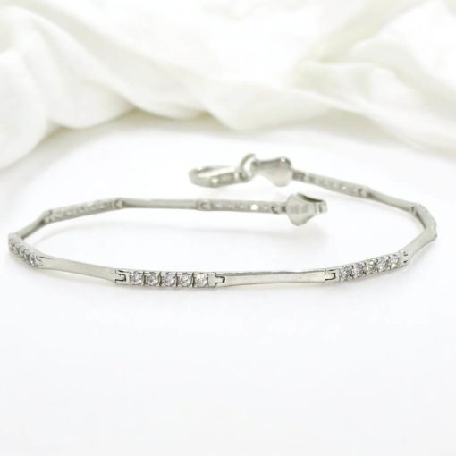 Pulsera de oro blanco de 18k para mujer de eslabones rígidos con 35 circonitas.