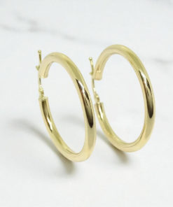 Pendientes aros de oro amarillo de 18K de tubo redondo 3mm de ancho por 2.50 cm de diámetro exterior. Peso; 2.30 gr de oro de 18k