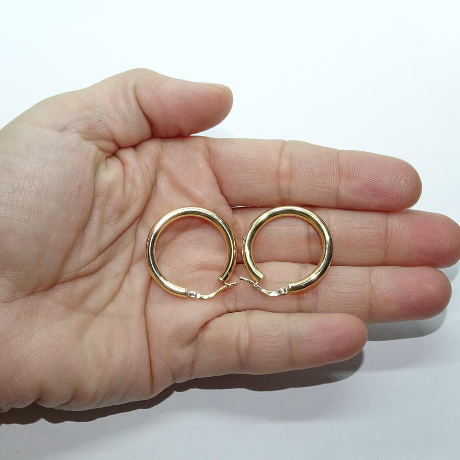 Pendientes aros de oro amarillo de 18K de tubo redondo 3mm de ancho por 2.50 cm de diámetro exterior. Peso; 2.30 gr de oro de 18k - Imagen 3