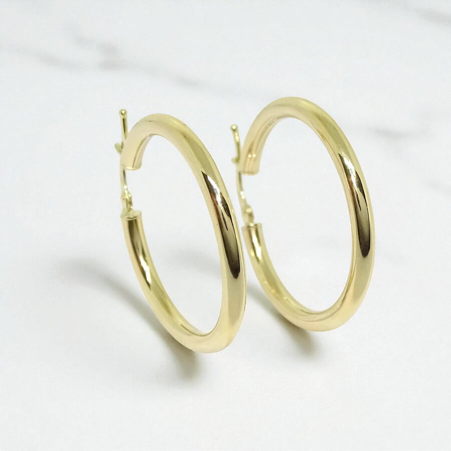 Pendientes aros de oro amarillo de 18K de tubo redondo 3mm de ancho por 2.50 cm de diámetro exterior. Peso; 2.30 gr de oro de 18k