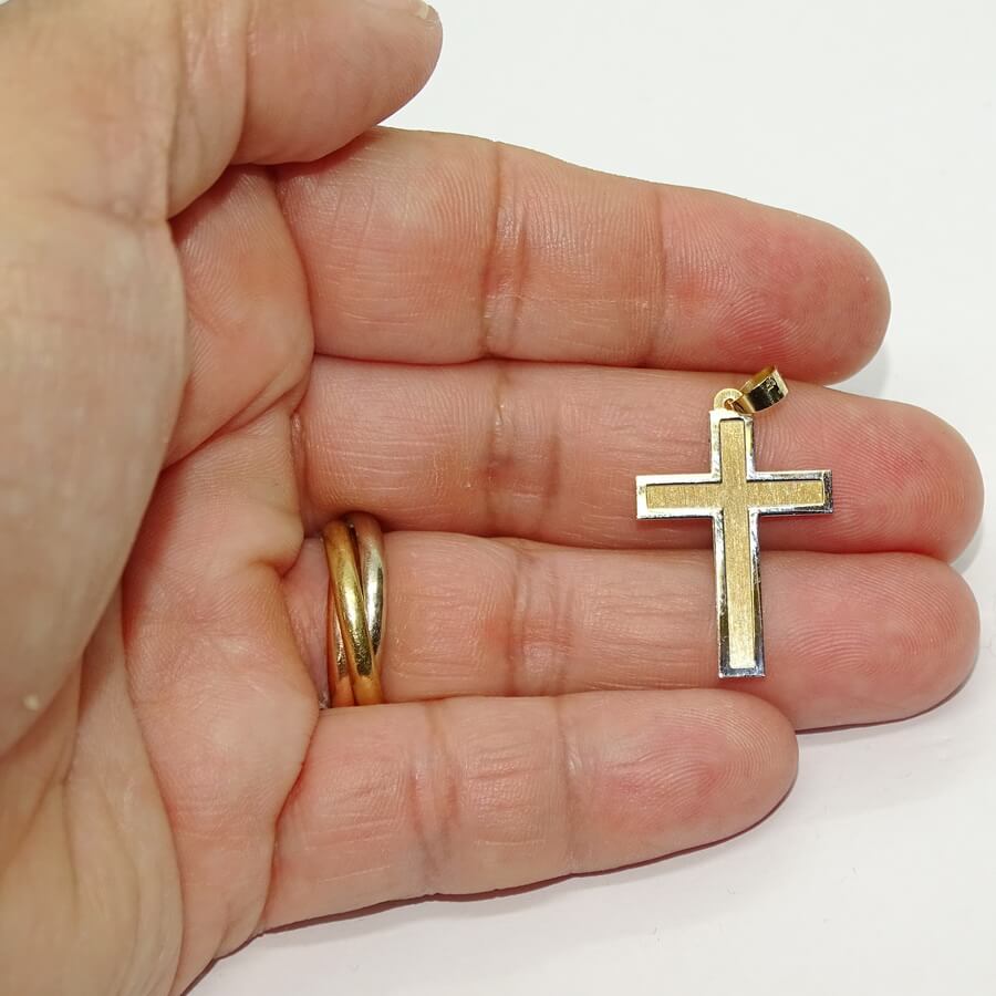 Cruz bicolor en oro amarillo y oro blanco de 18k con cadena para hombre o mujer mate y brillo 2.10 gr de oro de 18k. - Imagen 6