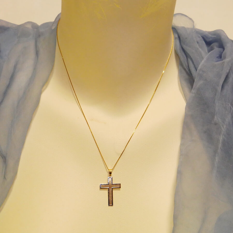 Cruz bicolor en oro amarillo y oro blanco de 18k con cadena para hombre o mujer mate y brillo 2.10 gr de oro de 18k. - Imagen 2