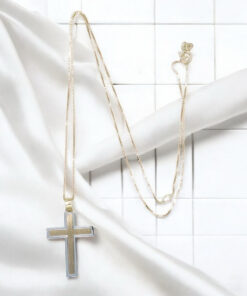 Cruz bicolor en oro amarillo y oro blanco de 18k con cadena para hombre o mujer mate y brillo 2.10 gr de oro de 18k. - Imagen 5