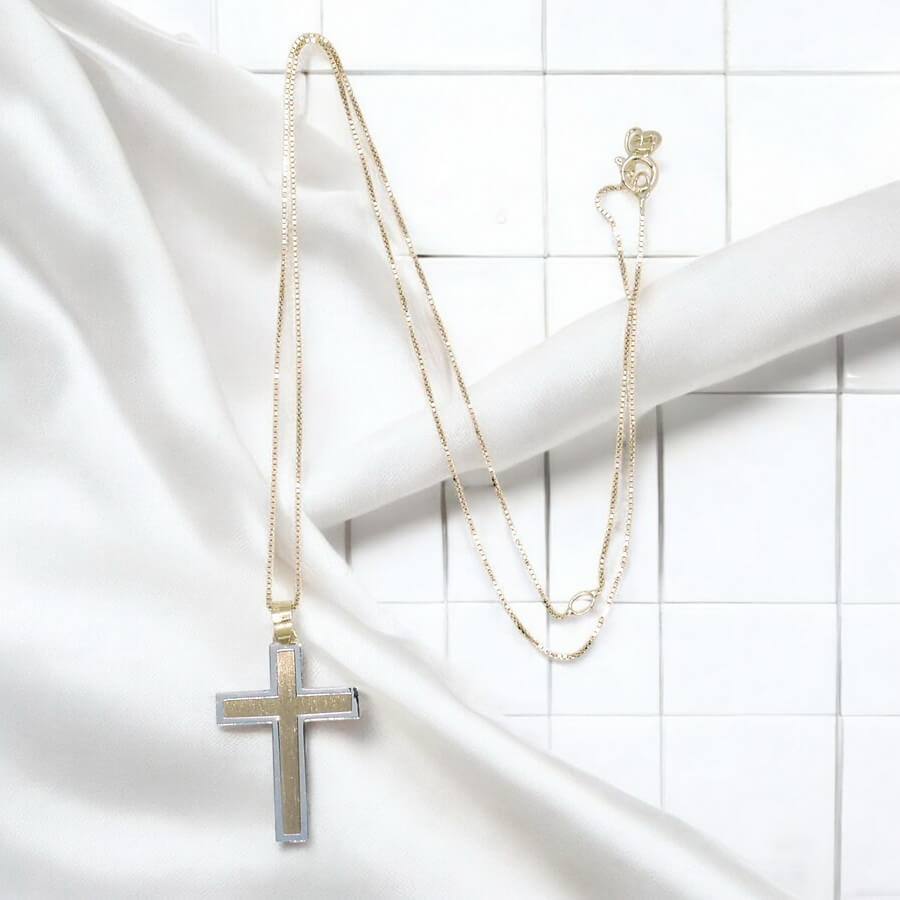 Cruz bicolor en oro amarillo y oro blanco de 18k con cadena para hombre o mujer mate y brillo 2.10 gr de oro de 18k. - Imagen 5