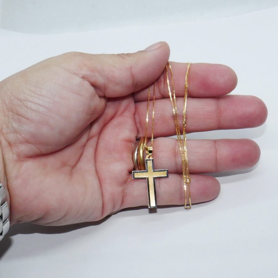 Cruz bicolor en oro amarillo y oro blanco de 18k con cadena para hombre o mujer mate y brillo 2.10 gr de oro de 18k. - Imagen 3