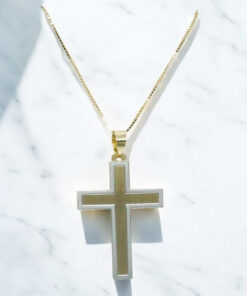 Cruz bicolor en oro amarillo y oro blanco de 18k con cadena para hombre o mujer mate y brillo 2.10 gr de oro de 18k.