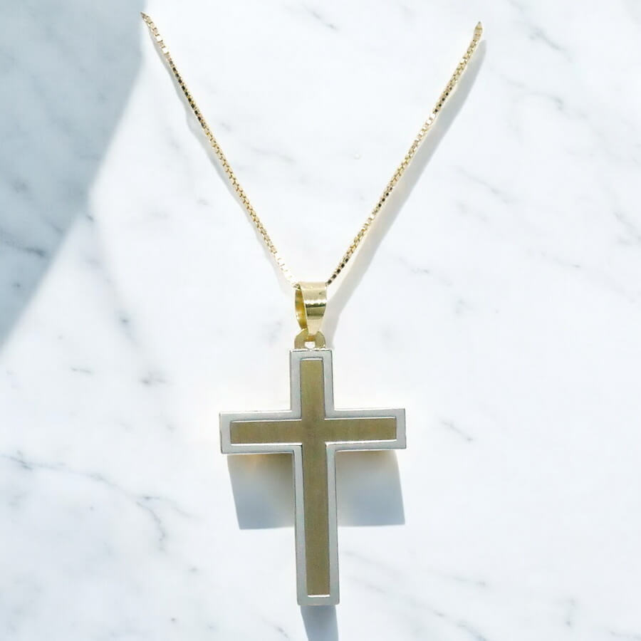 Cruz bicolor en oro amarillo y oro blanco de 18k con cadena para hombre o mujer mate y brillo 2.10 gr de oro de 18k.