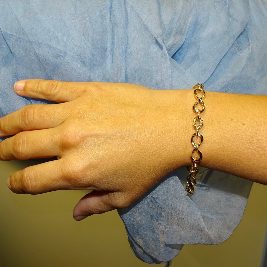 Pulsera para mujer en oro amarillo 18k con 6 infinitos y eslabones. 19cm de larga, 8mm de ancha, 4.30g de oro 1ª Ley. Diseño elegante y moderno con certificado Never Say Never. - Imagen 2