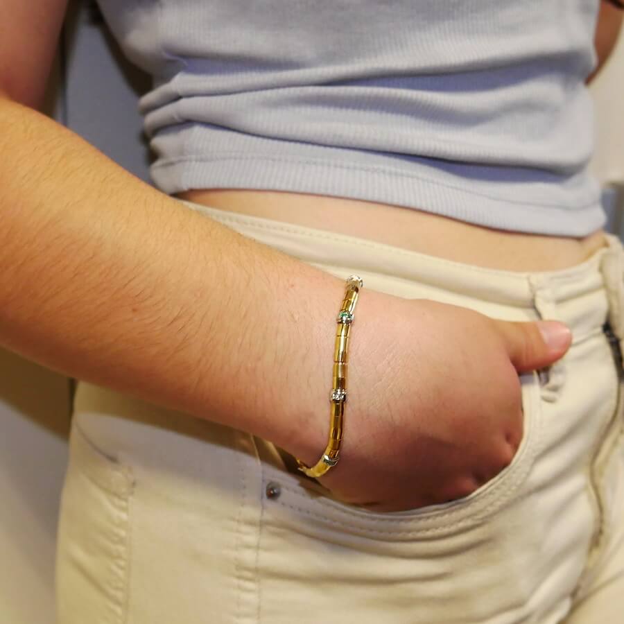 Pulsera de Oro Amarillo y Blanco 18k con Diamantes y Esmeraldas – 18.50 cm – 12.30 g – 5 mm – Cierre Mosquetón 💎 - Imagen 2
